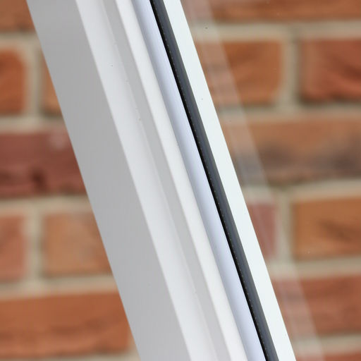 close-up van glaslat en siliconenkit van witte kunststof kozijn in bakstenen gevel Waalwijk